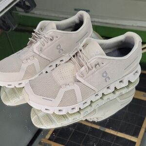 Womens 9 women's On Cloud 5 running shoes in the Pearl/White color.  Excellent.